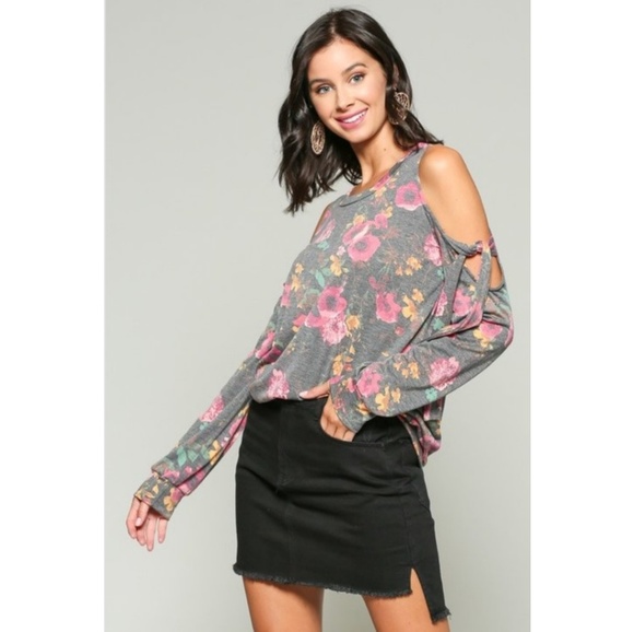 FINAL SALE 🆕🌿SHOULDER CUT OUT TOP🌿 - Picture 4 of 6